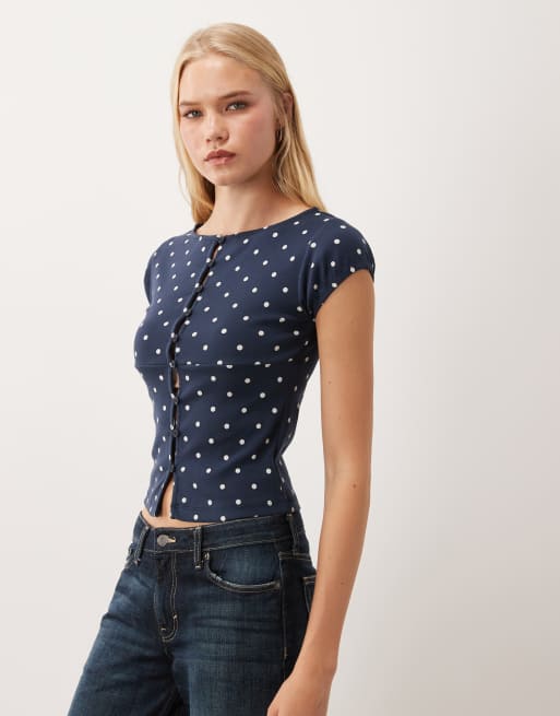 Miss Selfridge top con abbottonatura frontale e scollo a barchetta a pois navy, 3 di 4