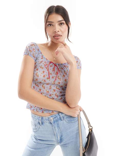 Miss Selfridge - Top con fiocco e stampa di fragole - view 1