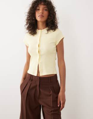 Miss Selfridge - Top côtelé boutonné à manches courtes - Jaune