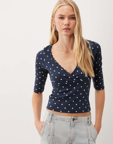 Miss Selfridge - top cruzado de manga tres cuartos con estampado de lunares azul marino - view 1