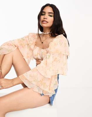 Miss Selfridge - Top da festival in chiffon rosa a fiori con volant e allacciatura sul retro