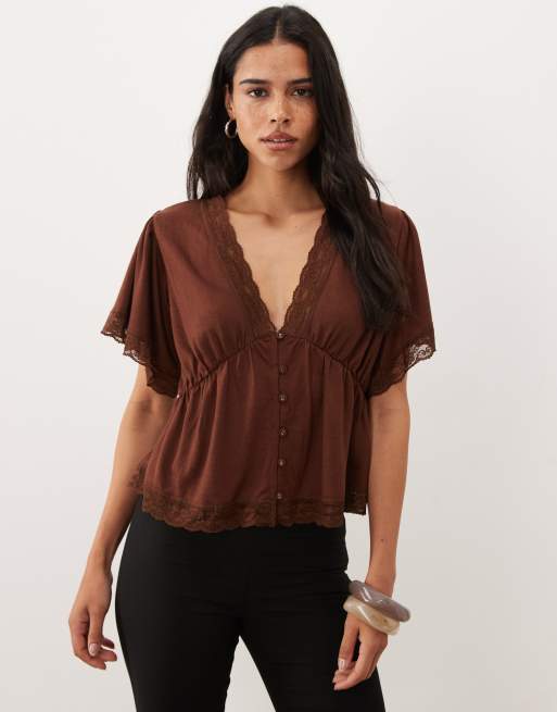 Miss Selfridge top da tè con abbottonatura frontale e bordo in pizzo color marrone cioccolato, 1 di 4