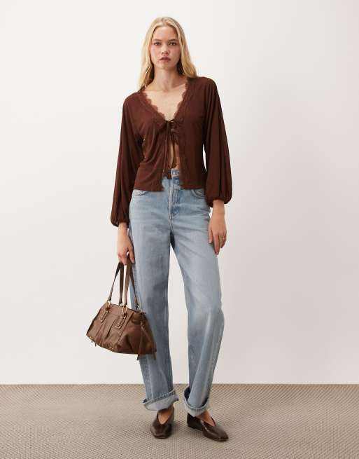 Miss Selfridge - top de manga larga abullonada con lazada delantera y encaje en chocolate, 2 de 4