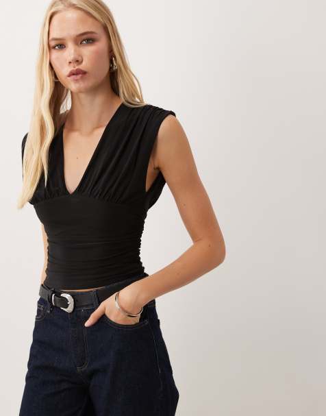 Miss Selfridge - top de tirantes fruncido con cuello de pico en negro - view 1