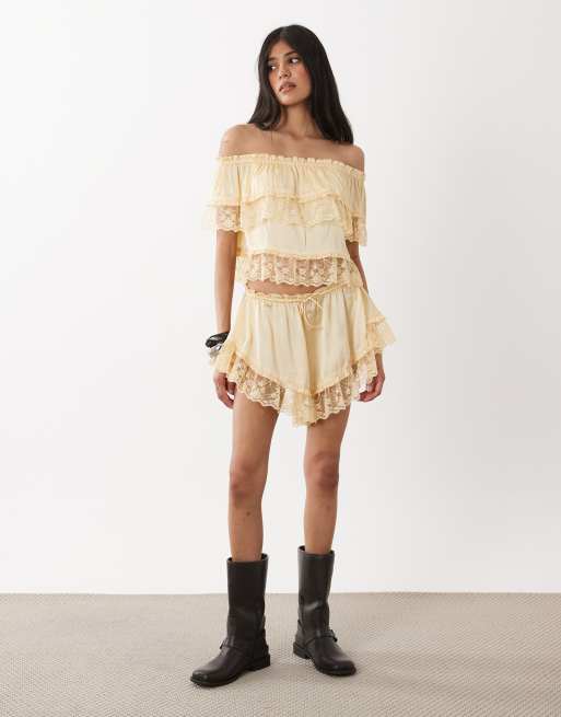 Miss Selfridge - Top d'ensemble avec encolure Bardot en satin et dentelle - Babeurre, 2 de 4