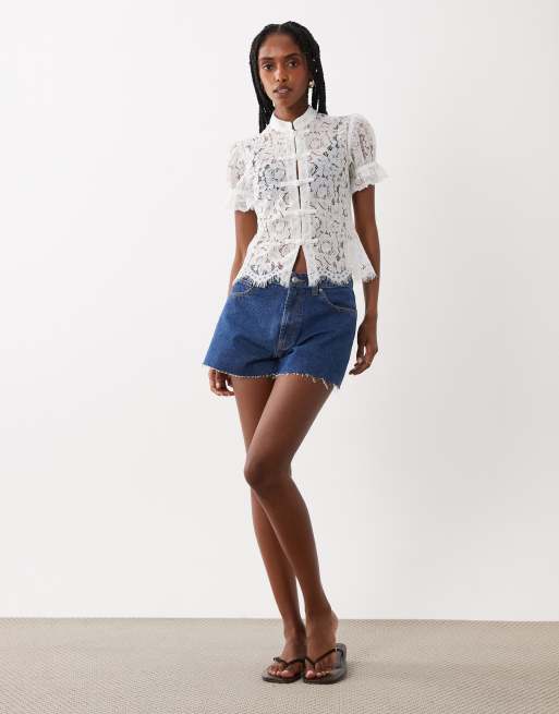 Miss Selfridge - Top en dentelle à col montant et détail boutonné, 2 de 4