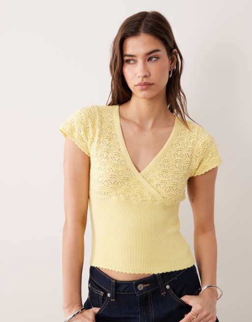 Miss Selfridge - Top grembiule avvolgente in maglia a maniche corte color latticello