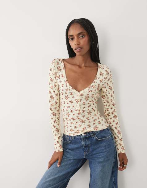 Miss Selfridge - top henley de manga larga con cuello de pico y estampado floral pequeño en crema - view 1