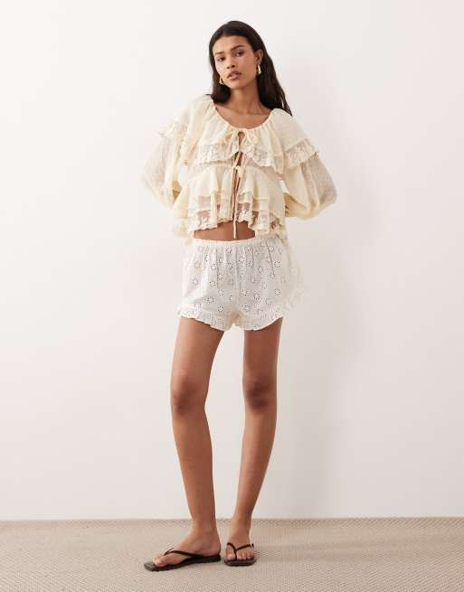 Miss Selfridge - Top in chiffon e pizzo color latticello allacciato sul davanti, 3 di 4