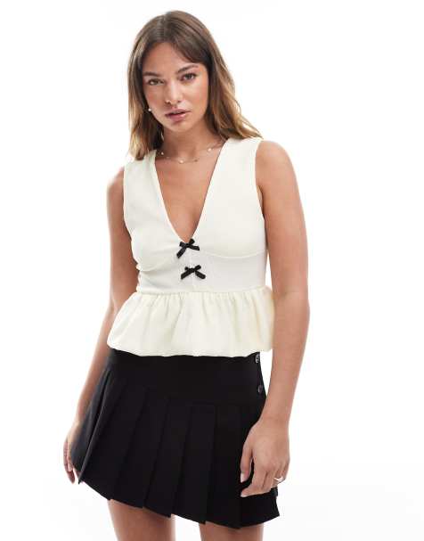Miss Selfridge – Top in Creme mit Strukturdesign, Ballonsaum und Zierschleifen - view 1