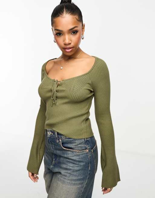 Miss Selfridge - Top in maglia a coste kaki con maniche svasate e scollo a cuore con lacci