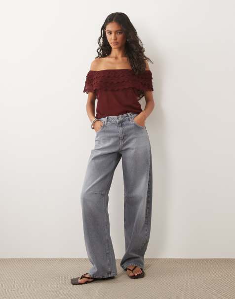Miss Selfridge - Top in maglia bordeaux con scollo alla Bardot e volant - view 1