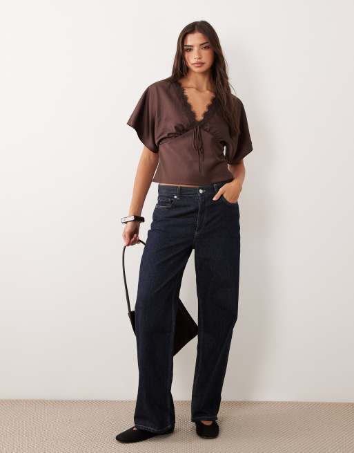 Miss Selfridge top in raso e pizzo con maniche a pipistrello color cioccolato, 2 di 4
