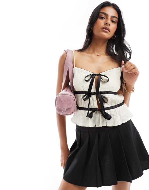 Miss Selfridge - Top in tessuto stropicciato color avorio con spalline sottili e laccetti sul davanti a contrasto