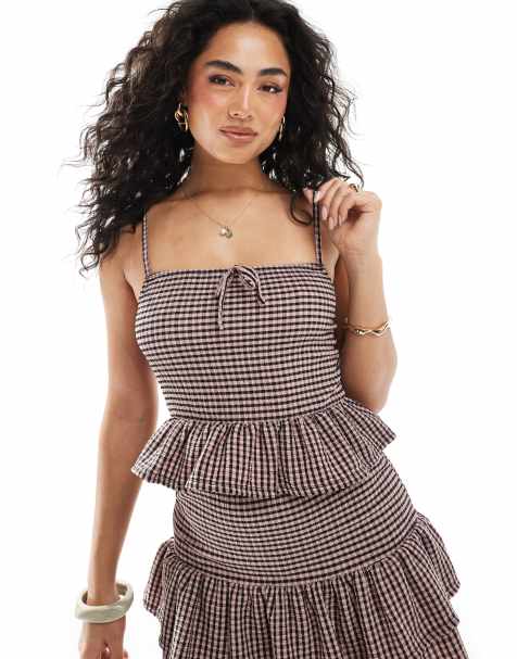 Miss Selfridge - Top in tessuto stropicciato color rosa polvere a quadretti con volant - view 1