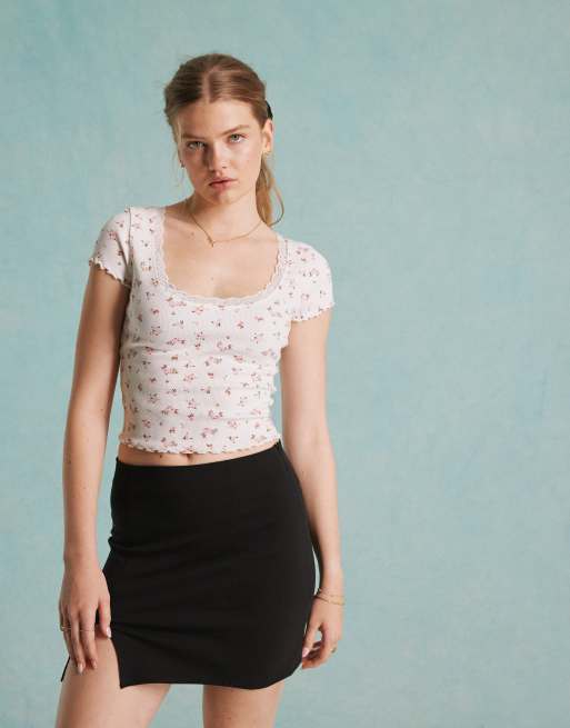 Miss Selfridge - Top manches courtes échancré en maille pointelle à petites fleurs et dentelle, 2 de 4