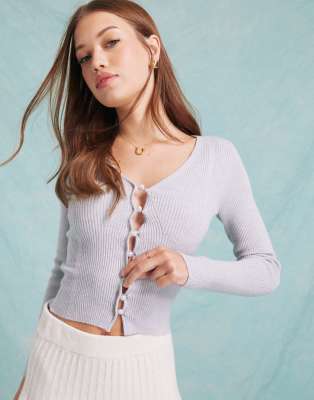 Miss Selfridge - Top manches longues en maille côtelée à col en V et boutons en perle fantaisie - Gris chiné
