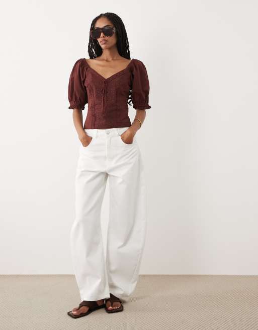 Miss Selfridge - Top marrón chocolate de estilo mesonera con bordados, 2 de 4