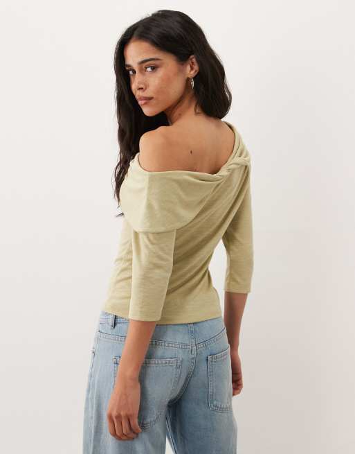 Miss Selfridge top met gedraaide blote schouder in olijfgroen, 2 van 4