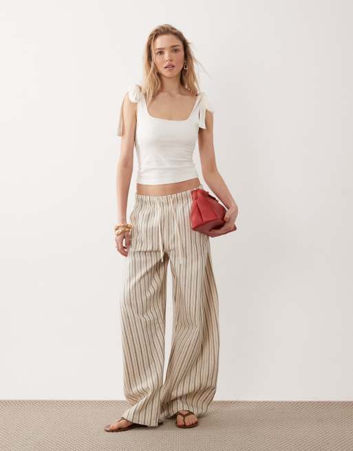Miss Selfridge - Top met gestrikte schouders in crème, 3 van 4