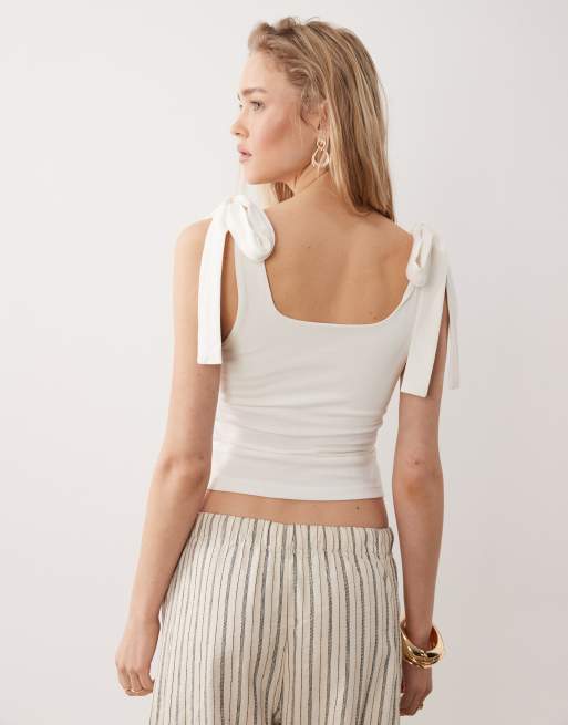 Miss Selfridge - Top met gestrikte schouders in crème, 4 van 4