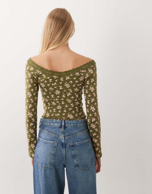 Miss Selfridge top met pointelle en kanten rand met knopen in olijfgroene print, 4 van 4