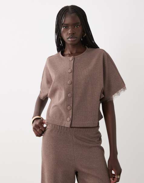 Miss Selfridge top met vleermuismouwen, knoopsluiting en kanten afwerking in bruin - view 1