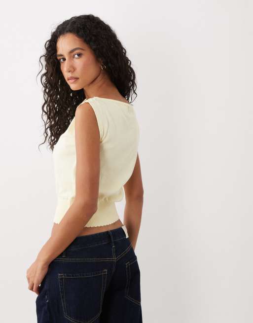 Miss Selfridge top monospalla giallo con dettaglio spilla, 4 di 4
