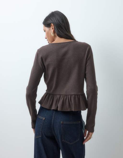 Miss Selfridge - top peplum de manga larga en marrón, 3 de 4