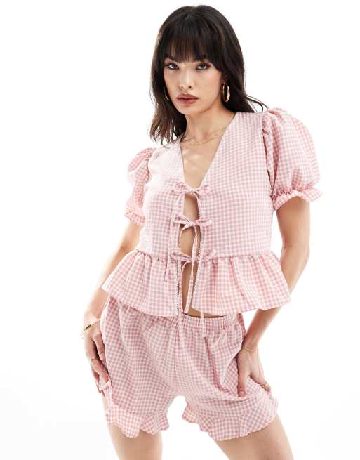 Miss Selfridge - Top rosa a quadretti con maniche a sbuffo e allacciatura sul davanti in coordinato