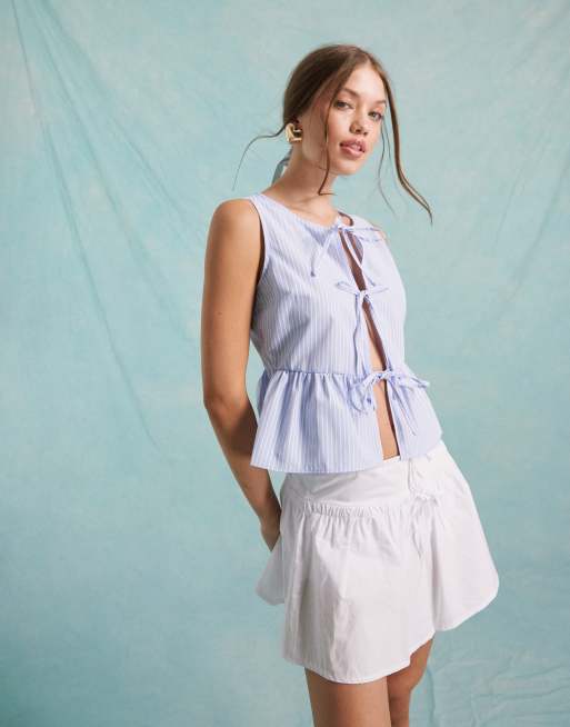 Miss Selfridge - Top senza maniche in popeline blu a righe allacciato sul davanti