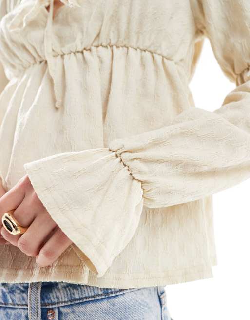 Miss Selfridge - Top tendance folk à manches longues et ourlet à basques - Naturel, 3 de 4