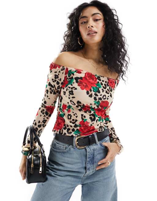 Miss Selfridge – Top z dekoltem bardot ze wzorem zwierzęcym i w róże