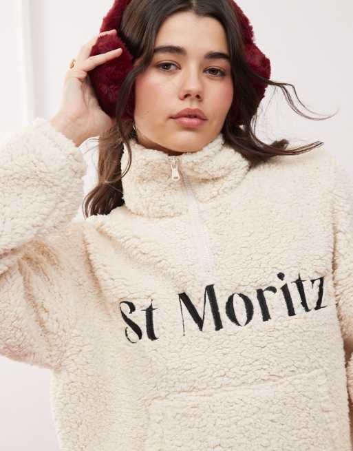 Miss Selfridge – Top z kożuszka z zamkiem do połowy w kolorze kości słoniowej z napisem „St Moritz“
