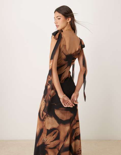 Miss Selfridge – Trägerkleid in Braun mit großem Blumenprint, Bindeträgern und Wasserfallausschnitt - view 1