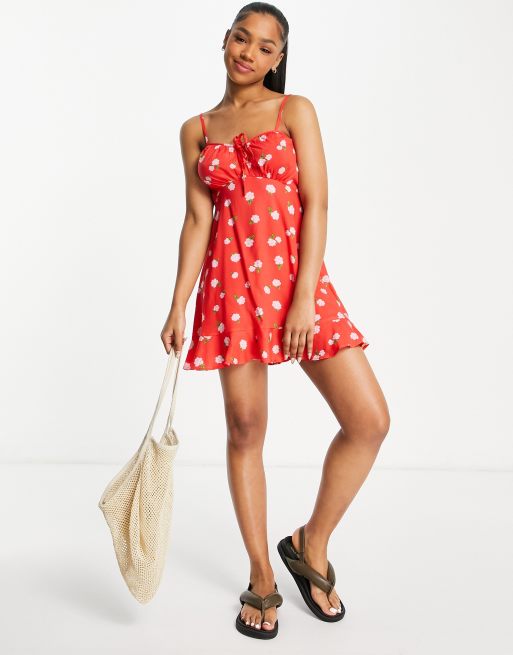 Miss Selfridge – Trägerkleid in Rot mit Rosenmuster und Bindedetail vorne - RED