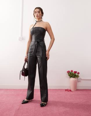 Miss Selfridge - Trägerloser Jumpsuit aus schwarzem Kunstleder mit Gürtel