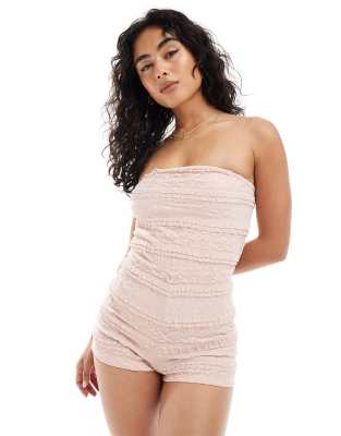 Miss Selfridge - Trägerloser Playsuit in Blassrosa mit Rüschen und Strukturmuster