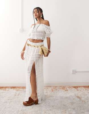 Miss Selfridge - Transparenter, geraffter Strand-Maxirock in Creme-Weiß