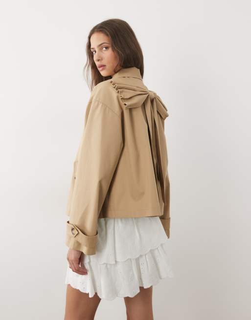 Miss Selfridge - Trench corto color cuoio con fiocco sul retro, 1 di 4