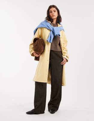 Miss Selfridge - Trenchcoat in Buttermilchgelb aus Kunstleder