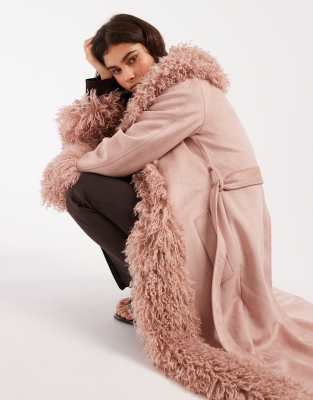 Miss Selfridge - Trenchcoat in zartem Rosa aus Wildlederimitat mit zotteligem Kunstpelzbesatz-Rot