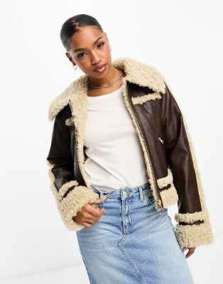 Miss Selfridge - Truckerjacke aus Kunstleder in Braun mit Teddyfell-Futter und Reißverschluss vorne-Brown