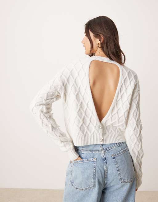Miss Selfridge - Trui met open achterkant, kabels en imitatieparels in crème