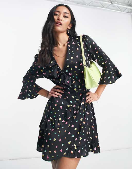 Miss Selfridge - Tætsiddende slå om-minikjole i satin med hjerteprint, svaj og flæser