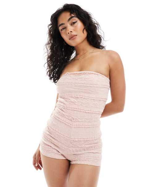 Miss Selfridge - Tuta corta a fascia rosa pallido testurizzata con volant - view 1