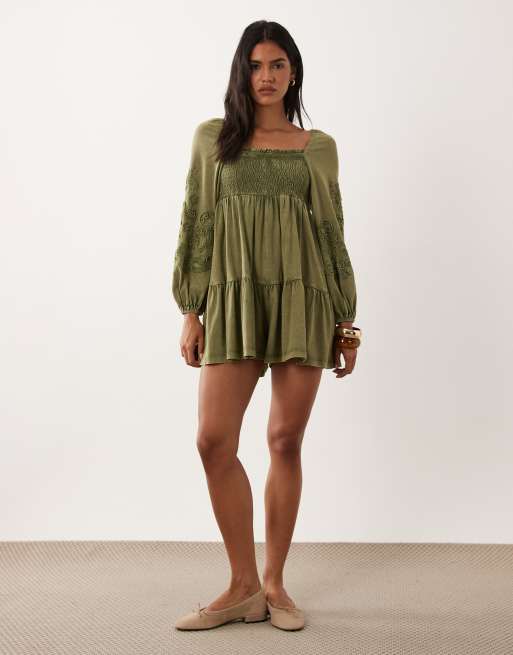 Miss Selfridge - Tuta corta a maniche lunghe color oliva con ricamo, 1 di 4