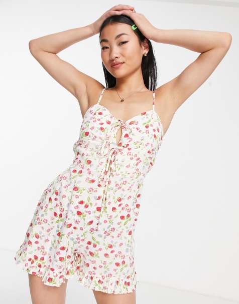 Miss Selfridge - Tuta corta con stampa di fiori e frutta con allacciatura sul davanti - view 1
