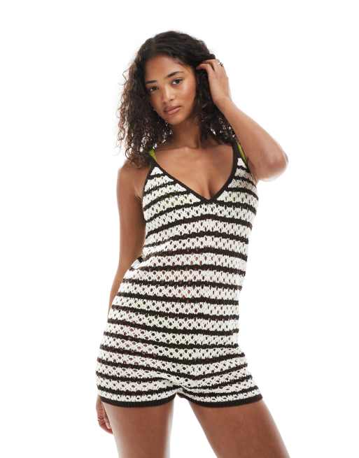 Miss Selfridge - Tuta corta da spiaggia all'uncinetto color panna a righe allacciata al collo