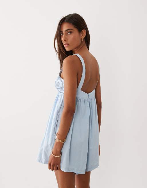 Miss Selfridge - Tuta corta in denim con pinces lavaggio candeggiato, 4 di 4